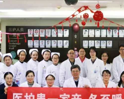 儿童卖花死缠烂打？致家长：教孩子体验生活绝非强买强卖！